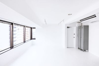 内観 - STUDIOSIRO 新宿・初台にある白い空間の自然のスタジオの室内の写真