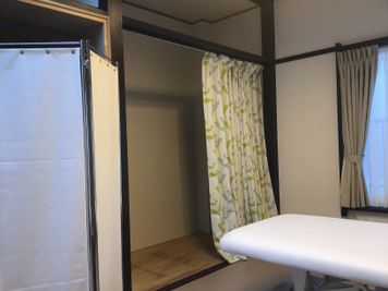 更衣室。押入れだったところを改装しました。 - therapist's studio からだすまいる本舗 ２階レンタルサロンの室内の写真