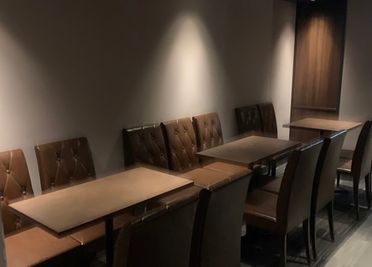 テーブル席は10から12席ほどでお使い頂けます - Bar Laetus 🩺お医者さんのプライベートバー🩺の室内の写真