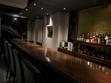 カウンターは全14席です。横長で細部に拘りおしゃれなカウンターです - Bar Laetus 🩺お医者さんのプライベートバー🩺の室内の写真