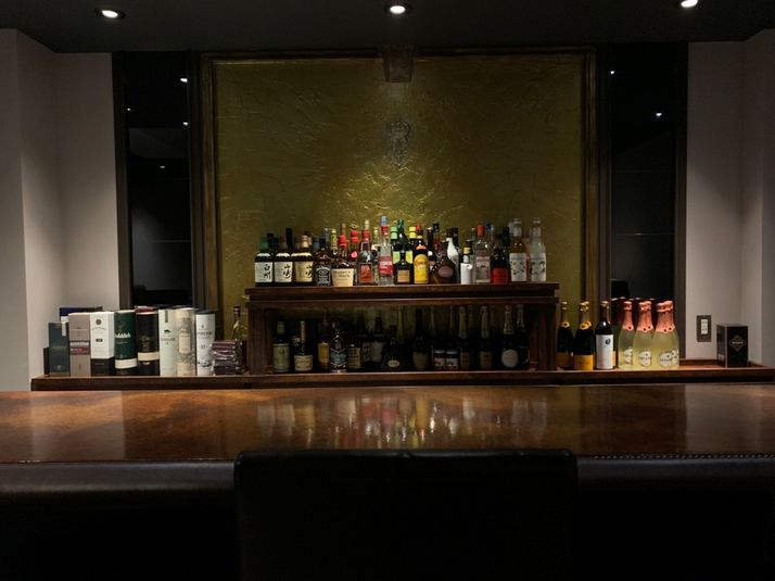 氷室京介様のバーを手掛けた業界有名な方に内装をお造り頂きました - Bar Laetus 🩺お医者さんのプライベートバー🩺の室内の写真