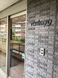 2階に上がってすぐに店舗入口があります - vento79 レンタルスタジオの外観の写真