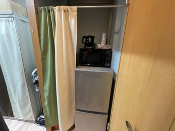 冷蔵庫・電子レンジ・ケトルなど自由にご使用ください
長時間スペース使用する際に良いのではないでしょうか - トラスト錦糸町治療院 個室型レンタルサロンの室内の写真