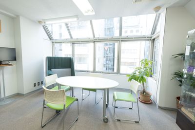 テーブルを変更出来ます。 - 【和の音交流館】「和の音」と「和の文化」をテーマにした文化施設 ◆小会議室（５階）※一時休止の室内の写真