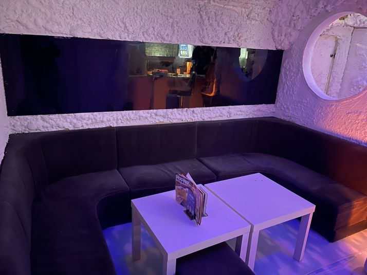 ＢOＸ席には10名程度着席可能です。合コンやパーティに！ - 六角河原町ビル201cafe&barAqua 閉店の室内の写真