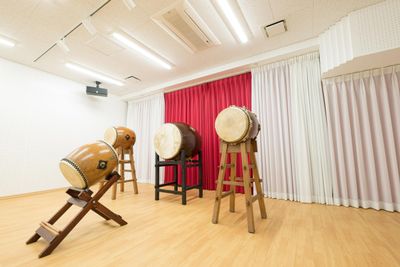 防音スタジオですので、太鼓の演奏も出来ます。 - 【和の音交流館】「和の音」と「和の文化」をテーマにした文化施設 ◆レンタルスペース（地下１階）の室内の写真