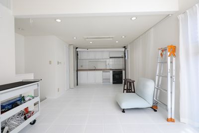 キッチンの上にオートポールがセットされています。2.72幅（ｽｰﾊﾟｰホワイトのみ）こちらのキッチンは利用できません。水色の椅子は現在2Fに移動しています。 - 奥渋フォトスタジオ　Two Meの室内の写真