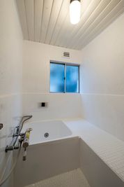 昭和レトロなお風呂を真っ白に塗装。 - 『フラット化する世界』の室内の写真