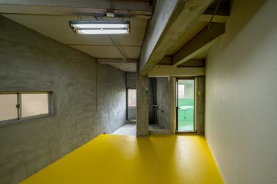 地下の一番奥に何故かお風呂。奥に釣ってきた魚を洗える洗い場がある。 - 『ブルー・オーシャン戦略』の室内の写真