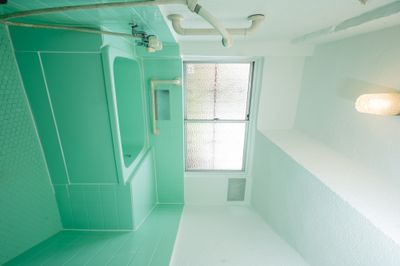昭和レトロなお風呂を塗装している。 - 『ブルー・オーシャン戦略』の室内の写真