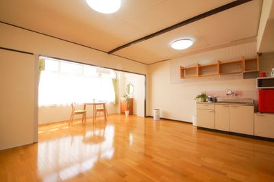 陽の光がたっぷり入る明るい雰囲気の空間です。小規模なワークショップや教室などにご利用ください。ヨガやピラティスにもご活用いただけます。 - レンタルサロンキビス佐野店 個人で使えるプライベートシェアサロン丨レンタルサロンキビス佐野店の室内の写真