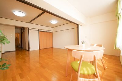 陽の光がたっぷり入る明るい雰囲気の空間です。小規模なワークショップや教室などにご利用ください。ヨガやピラティスにもご活用いただけます。 - レンタルサロンキビス佐野店 個人で使えるプライベートシェアサロン丨レンタルサロンキビス佐野店の室内の写真