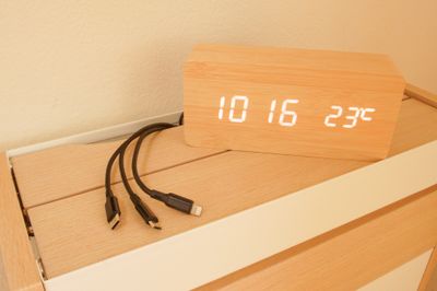・スマホ充電ケーブル（Lightning、microUSB、USB-C）
・LED時計+温度計 - レンタルサロンキビス佐野店 個人で使えるプライベートシェアサロン丨レンタルサロンキビス佐野店の設備の写真