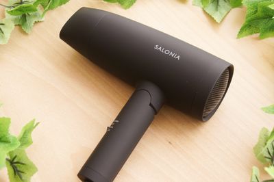 SALONIA スピーディーイオンドライヤー
シンプルながら風量の強さで定評のあるSALONIAシリーズ。マットで高級感のある黒を選びました。
（引き出し内） - レンタルサロンキビス佐野店 個人で使えるプライベートシェアサロン丨レンタルサロンキビス佐野店の設備の写真