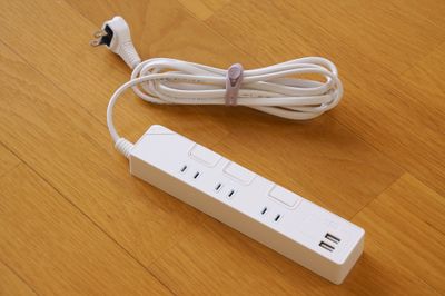 電源延長コード（2m／コンセント×3、USB×2） - レンタルサロンキビス佐野店 個人で使えるプライベートシェアサロン丨レンタルサロンキビス佐野店の設備の写真