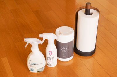 施術ベッドや備品用のお掃除セットです。ご利用後はアルコールのウェットシートか、アルコールのスプレーを使ってお掃除をお願いします。 - レンタルサロンキビス佐野店 個人で使えるプライベートシェアサロン丨レンタルサロンキビス佐野店の設備の写真