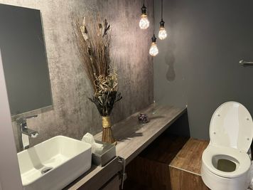 おトイレもこだわりの空間です - @niconal サロンスペースの室内の写真