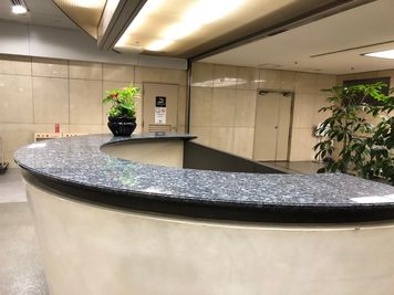 カウンター横には喫煙室が横にあります。 - 東京シティエアターミナル 地下鉄半蔵門線「水天宮前駅」直結のレンタルスペースの室内の写真