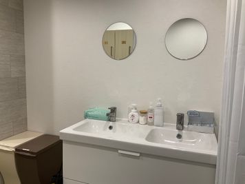 ロッカールーム内には洗面台もございます。 - LALA PILATES 学芸大学スタジオ リフォーマーピラティススタジオの設備の写真