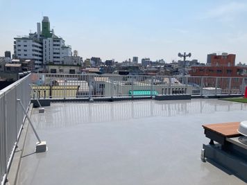 藤マンション 新宿超高層ビル群を背景に撮影できる屋上の室内の写真