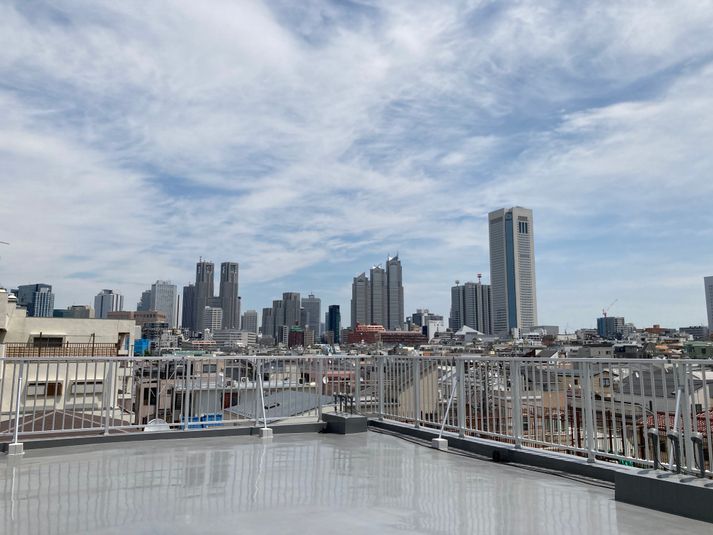 藤マンション 新宿超高層ビル群を背景に撮影できる屋上の室内の写真