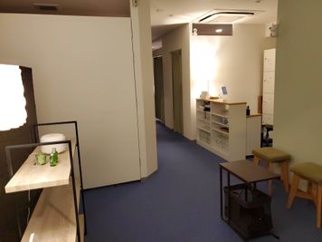 待合・受付けカウンター - レンタルサロンFELICITE神戸三宮店 施術ルーム（１対１の施術専用）の室内の写真