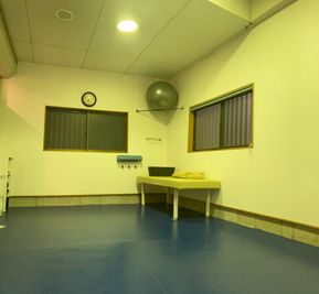 パーソナルトレーニングに十分なフリースペース - BORNS整体（ほんごう鍼灸接骨院）内 個室トレーニングルームの室内の写真