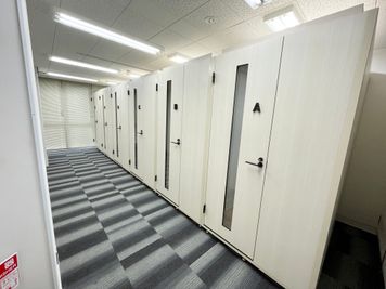 【入口ドアから入るとブースが並んでいます】 - 【閉店】テレワークブース新橋駅前 【閉店】ブースAの室内の写真