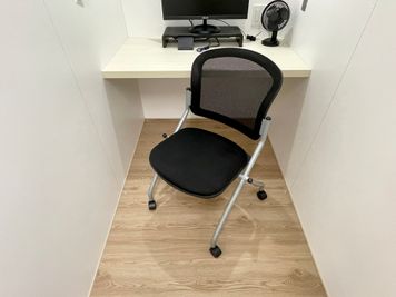 【椅子はキャスター付でブース内でも快適】 - テレワークブース新橋駅前 ブースAの室内の写真