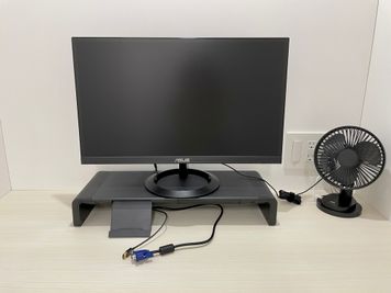 【全てのブースにモニター、電源、卓上扇風機をご用意しています】 - 【閉店】テレワークブース新橋駅前 【閉店】ブースAの設備の写真