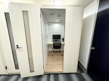 【個室なので、Web会議や電話など声出し可能です※大音量での会話やスピーカー再生はNG※】 - 【閉店】テレワークブース新橋駅前 【閉店】ブースAの室内の写真