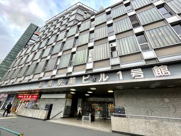 【建物外観・入口１※東西南北4ヵ所に入口があります♪】 - 【閉店】テレワークブース新橋駅前 【閉店】ブースAの外観の写真
