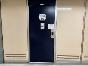 【ドアに「テレワークブース専用出入口」と貼ってあるのですぐ分かります】 - テレワークブース新橋駅前 ブースAの入口の写真