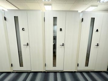 【各ブースの扉にアルファベットがついていますので、ご予約したブースのアルファベットをお探しください】 - 【閉店】テレワークブース新橋駅前 【閉店】ブースCの室内の写真