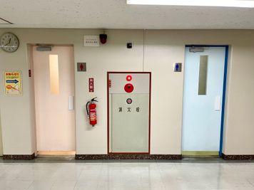 【お手洗いは同フロア(6階)に2ヵ所ございます】 - 【閉店】テレワークブース新橋駅前 【閉店】ブースCの設備の写真