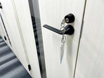 【お手洗いなど一時離席の際はブースの鍵をお使いください】 - 【閉店】テレワークブース新橋駅前 【閉店】ブースDの設備の写真