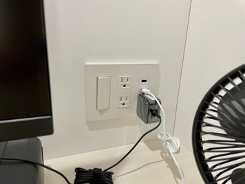 【コンセント×2、USBコンセント×1】 - 【閉店】テレワークブース新橋駅前 【閉店】ブースDの設備の写真