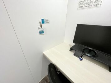 【全てのブースに一時離席時専用の鍵をご用意しています】 - 【閉店】テレワークブース新橋駅前 【閉店】ブースDの設備の写真