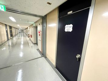 【エレベーターで６階まで上がり廊下の真ん中まで進むとスペース入口ドアがあります】 - 【閉店】テレワークブース新橋駅前 【閉店】ブースDの入口の写真