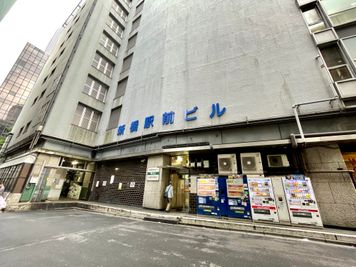 【建物外観・入口１※東西南北4ヵ所に入口があります♪】 - 【閉店】テレワークブース新橋駅前 【閉店】ブースDの外観の写真