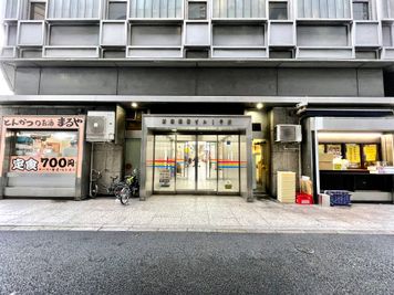 【建物外観・入口１※東西南北4ヵ所に入口があります♪】 - 【閉店】テレワークブース新橋駅前 【閉店】ブースDの外観の写真