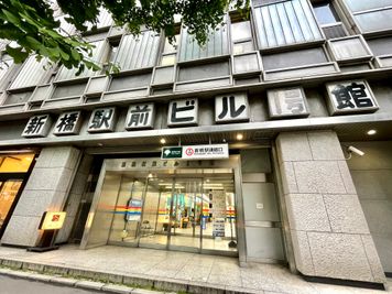 【建物外観・入口１※東西南北4ヵ所に入口があります♪】 - 【閉店】テレワークブース新橋駅前 【閉店】ブースDの外観の写真