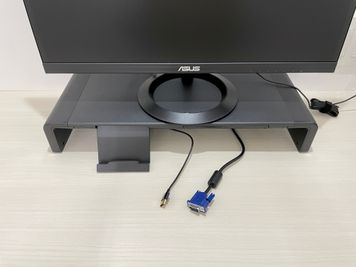 【モニターへは常設のHDMI・VGAケーブルで接続いただけます】 - テレワークブース新橋駅前 ブースEの設備の写真