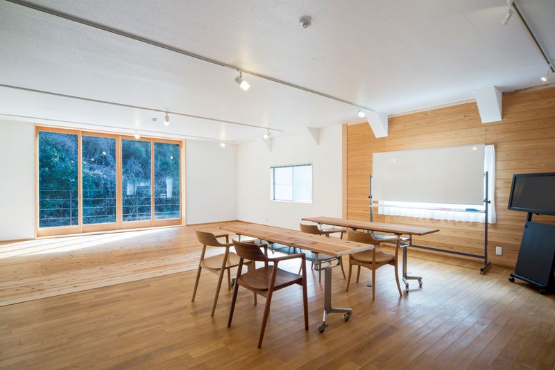 空の見えるウッドデッキと開放感あふれるレンタルスペース - レンタルスペース　eco-de