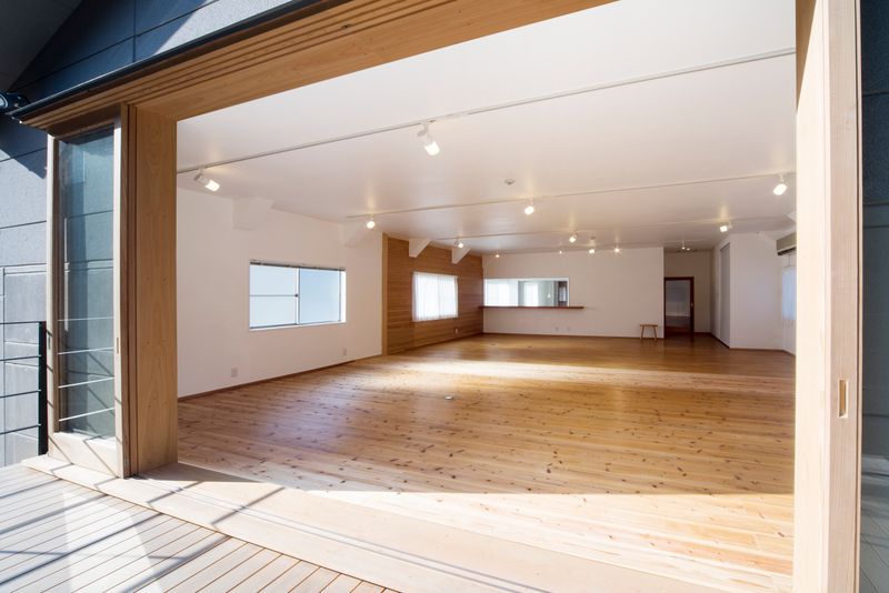 空の見えるウッドデッキと開放感あふれるレンタルスペース - レンタルスペース　eco-de