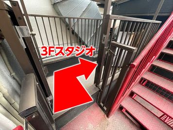 大宮 レンタルスタジオ　STUDIO BUZZ  3階スタジオの入口の写真