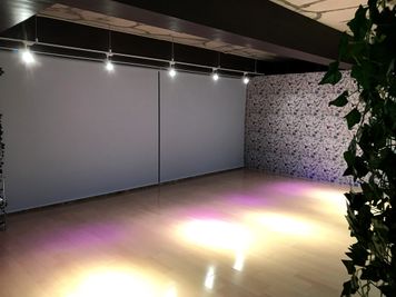 エフェクト照明２台設置 - おおきにスタジオ 稽古・ダンス・歌・楽器演奏多目的利用可能スペースの室内の写真