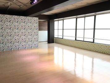 おおきにスタジオ 稽古・ダンス・歌・楽器演奏多目的利用可能スペースの室内の写真