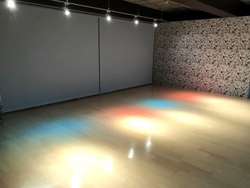 おおきにスタジオ 稽古・ダンス・歌・楽器演奏多目的利用可能スペースの室内の写真