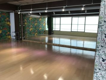 おおきにスタジオ 稽古・ダンス・歌・楽器演奏多目的利用可能スペースの室内の写真